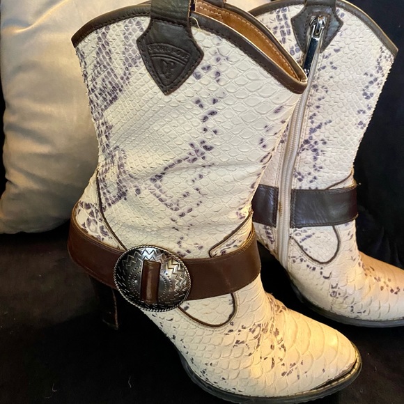 Donald J. Pliner Snakeskin Booties Sz 8 1/2 - Picture 2 of 4